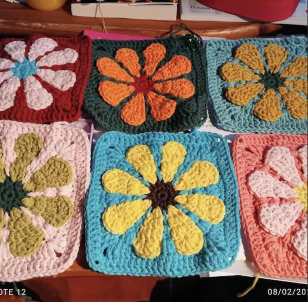 3D Daisy Granny Square Crochet Pattern – Retro Flower PDF Design - Image 2